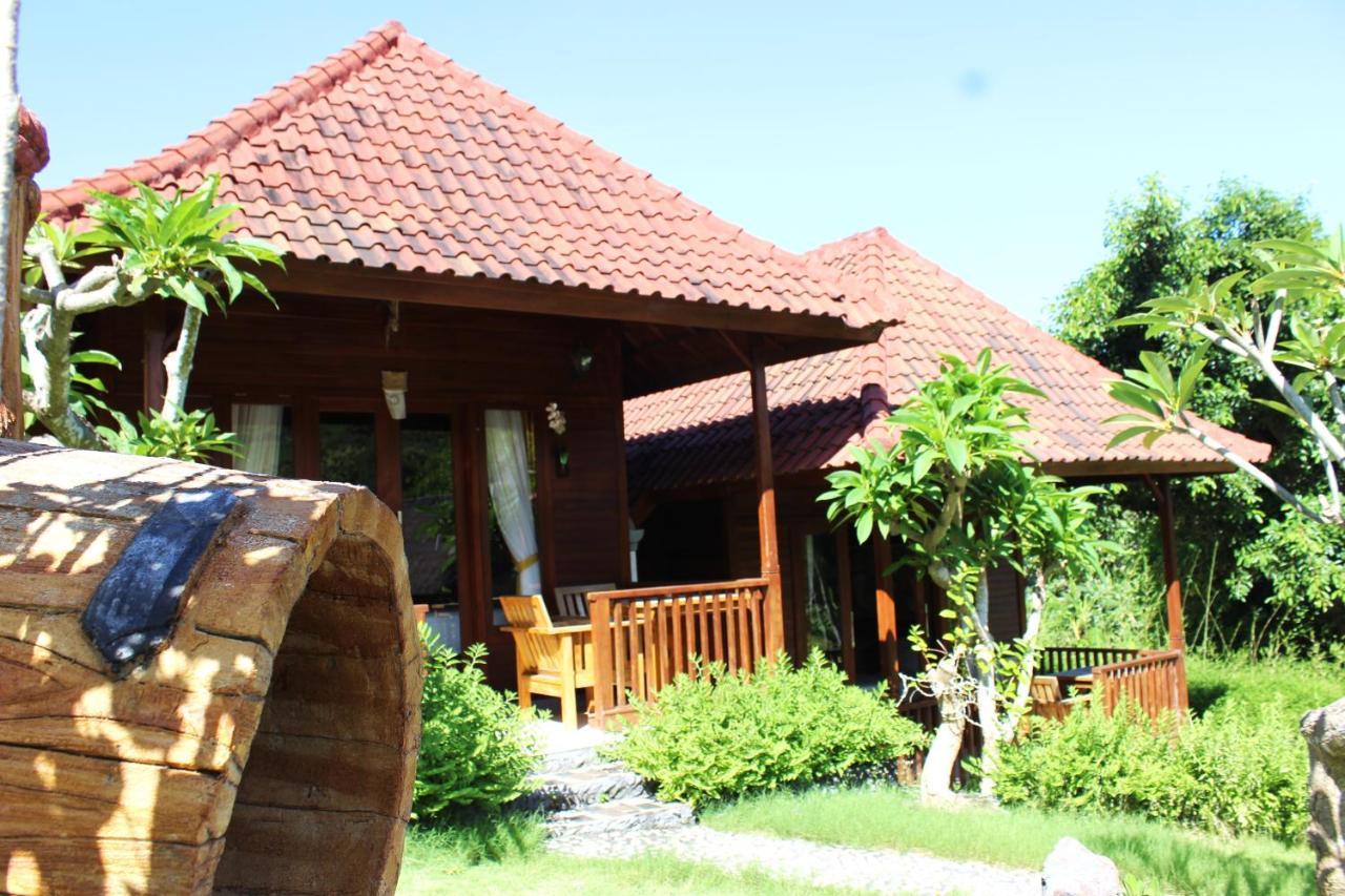 Bamboo Bungalow Jungle View Batununggul Exterior photo